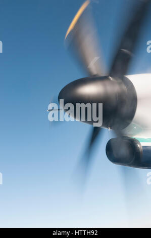 L'hélice tourne dans un avion avec un ciel bleu Banque D'Images