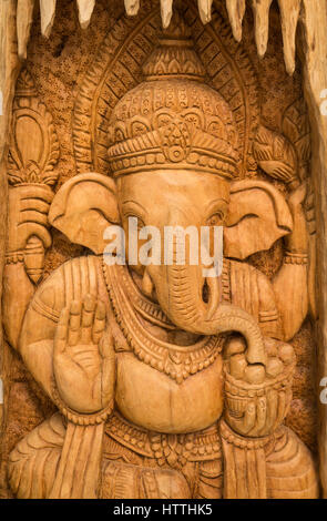 La sculpture sur bois pour dieu indien Ganesha sur le bois. Banque D'Images