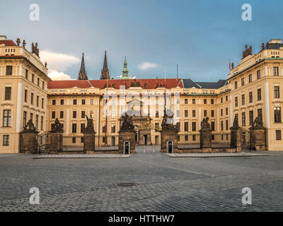 PRAGUE, RÉPUBLIQUE TCHÈQUE - 6 mars 2017 : Porte d'entrée du Château de Prague, avec deux gardes à l'avant, Prague, République Tchèque Banque D'Images