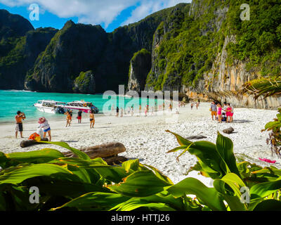 Les touristes sur la plage Banque D'Images