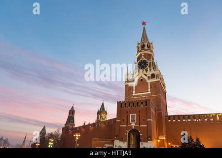 Vue emblématique de la tour Spasskaya du Kremlin de la Place Rouge au coucher du soleil Banque D'Images