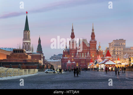 Musée historique d'Etat et marché de Noël sur la Place Rouge au cours de fêtes d'hiver Banque D'Images