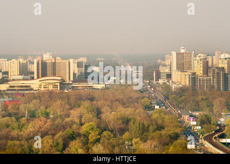 Vue panoramique de l'Expo centre et rive gauche districts, Kiev, Ukraine Banque D'Images