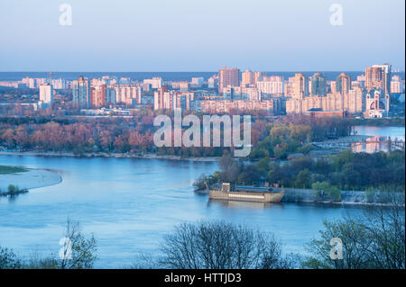 Vue panoramique de l'Expo centre et rive gauche districts, Kiev, Ukraine Banque D'Images