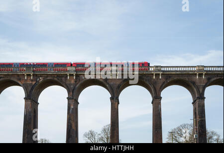 Avis de Gatwick Express train roulant sur l'Ouse Valley (Balcombe) Viaduc, West Sussex, UK Banque D'Images