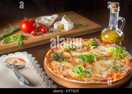 Pizza Margherita. Pizza Margarita avec du fromage et des verts, les herbes. Banque D'Images