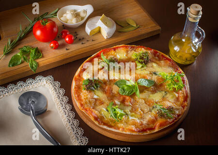 Pizza Margherita. Pizza Margarita avec du fromage et des verts, les herbes. Banque D'Images