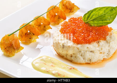 Avec tartelette au caviar rouge isolé sur fond blanc Banque D'Images