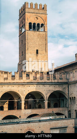 Arengo tower à Bologne centre-ville. Emilia-Romagna, Italie Banque D'Images