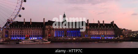 Le London Eye et roue du County Hall de nuit, rive sud de la Tamise, Londres, Angleterre, Royaume-Uni Banque D'Images