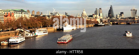 Vue sur l'horizon des bâtiments sur la rive nord de la Tamise, Londres City, Angleterre, Royaume-Uni Banque D'Images