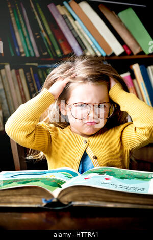 Adorable cute girl Reading a souligné Out Concept Banque D'Images