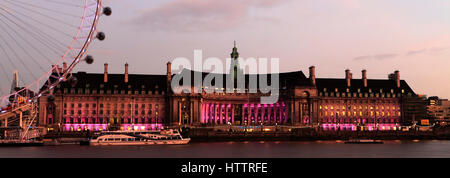 Le London Eye et roue du County Hall de nuit, rive sud de la Tamise, Londres, Angleterre, Royaume-Uni Banque D'Images