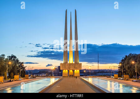 Monument commémoratif de la Seconde Guerre Mondial illuminé sur la place de la Victoire au centre de la Biélorussie, au crépuscule de Vitebsk Banque D'Images