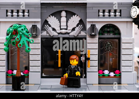 Tambov, Fédération de Russie - le 21 janvier 2017 affaires Lego dans la rue à l'entrée de la banque de Lego. Studio shot. Banque D'Images