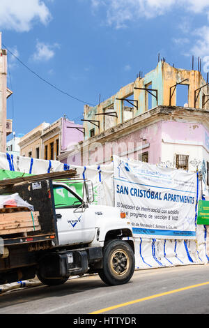 Un logement délabré est en cours de réaménagement le long de la Calle Norzagaray dans le Vieux San Juan Puerto Rico Banque D'Images