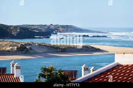 Vue sur le fleuve Mira à la plage Praia das Furnas, Vila Nova de Milfontes, Alentejo, Portugal Banque D'Images