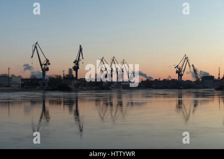 Silhouettes de grues portail réflexion sur l'eau port St. Banque D'Images