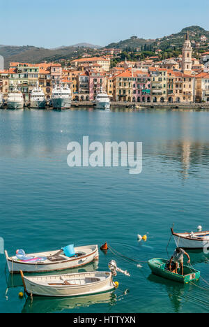 Bateaux de pêche dans le port en face de la vieille ville d'Oneglia en Imperia Sur la côte ligurienne, au nord ouest de l'Italie. Banque D'Images