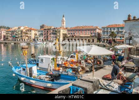 Bateaux de pêche dans le port d'Oneglia à Imperia Ligurie, nord-ouest de l'Italie Banque D'Images