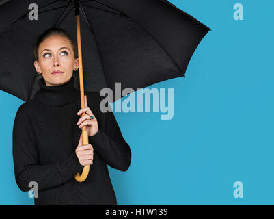 Curieux Portrait femme parapluie Sensibilisation Concept Banque D'Images