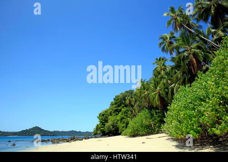 Plage tropicale de Coibita, aka Rancheria, Coiba Isla avec en arrière-plan. Parc national de Coiba, Panama Banque D'Images