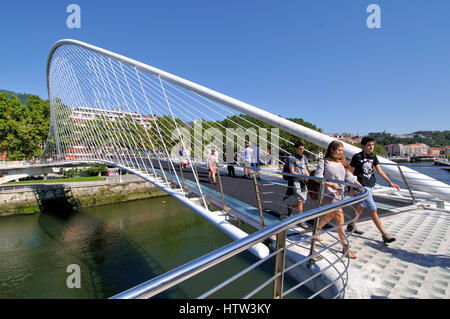 Le pont Zubizuri. Bilbao. Bizkaia. Vizcaya. Pays basque, Euskadi, Pays Basque Banque D'Images