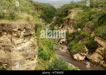 De l'eau dans les gorges creusées Hells Gate Parc National au Kenya Banque D'Images