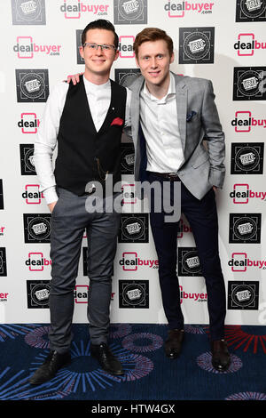 Jamie Borthwick et Harry Reid (à gauche) participant à la 2017 Industries de la radiodiffusion et de la remise des Prix du Club, Grosvenor House, Park Lane, London. Banque D'Images