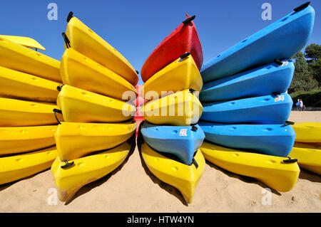 Les kayaks. Playa de Castell, château, ville et municipalité de Palamós en Méditerranée Costa Brava, situé dans la comarca du Baix Empordà, dans la Banque D'Images