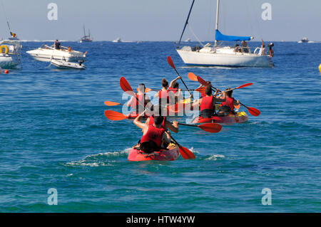 Les kayaks. Playa de Castell, château, ville et municipalité de Palamós en Méditerranée Costa Brava. Gérone, Catalogne, Espagne Banque D'Images