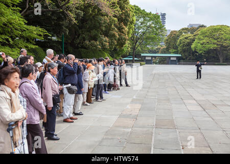 TOKYO, JAPON - CIRCA avr 2013 : groupe avec guide est sur Kyuden Totei Plaza devant Chowaden salle de réception. Palais Impérial de Tokyo complexe est t Banque D'Images