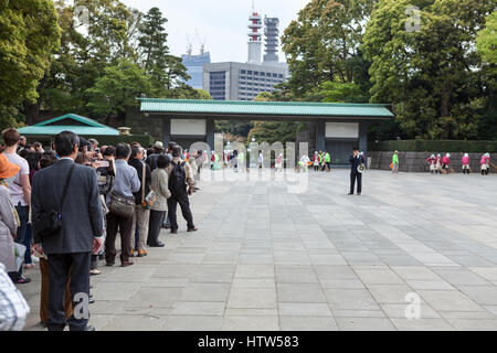 TOKYO, JAPON - CIRCA APR, 2013 : Les gens sont en visite à pied en sol de Palais Impérial de Tokyo avec guide japonais. Kyuden Totei Plaza près du Chowade Banque D'Images