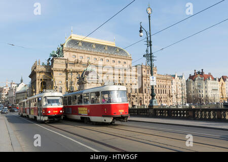 Vieux et nouveaux tramways traversant le pont de la légion à Prague, avec le Théâtre National en arrière-plan. Prague, République Tchèque Banque D'Images