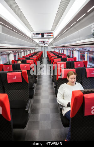 TOKYO, JAPON - CIRCA avr 2013 : Intérieur de assis transport de NEX shinkansen. Le Narita Express (N'EX) est un train express limité de cuisine internationale Banque D'Images