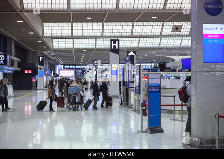 NARITA, JAPON - CIRCA APR, 2013 : Les passagers se file d'attente pour l'enregistrement pour un vol en classe économique. L'Aéroport International de Narita est le principal Banque D'Images