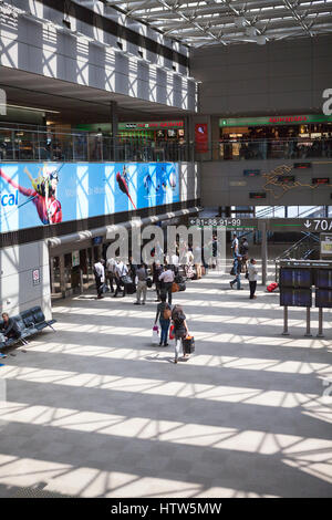 NARITA, JAPON - CIRCA APR, 2013 : Terminal 2 et départ hall avec arrêt de la navette de liaison sont dans l'Aéroport International de Narita. C'est l'predominan Banque D'Images