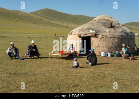 Famille nomade par yourte, Kirghizistan Banque D'Images