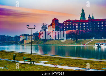 Château Royal de la rois de Pologne sur la colline de Wawel, sur la Vistule, dans la belle lumière au coucher du soleil, Cracovie, Pologne Banque D'Images