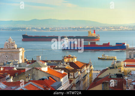 Beaucoup de navires sur le Tage à Lisbonne port au coucher du soleil. Portugal Banque D'Images