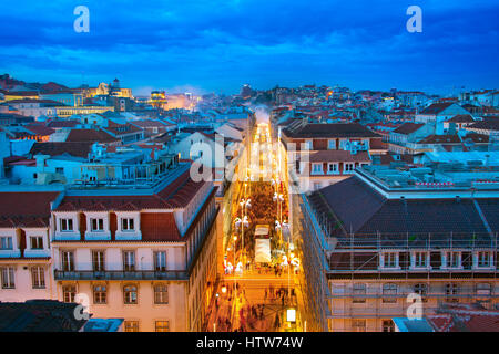 Vue aérienne de la rue Augusta et de la vieille ville de Lisbonne, au crépuscule. Portugal Banque D'Images