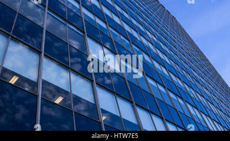 Gratte-ciel moderne en verre vue perspective de la façade Banque D'Images