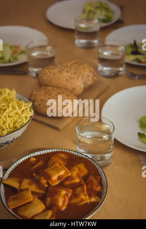 Variété d'aliments sur la table à manger Banque D'Images