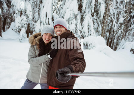 Prendre une couple de skieurs sur la montagne couverte de neige selfies Banque D'Images