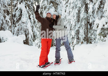 Prendre une couple de skieurs sur la montagne couverte de neige selfies Banque D'Images