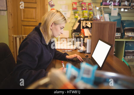 Man et écrit sur le bloc-notes Banque D'Images