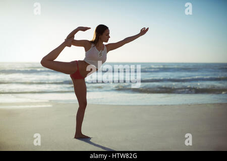 Yoga on beach Banque D'Images