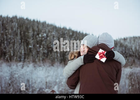 Couple sur la montagne couverte de neige Banque D'Images