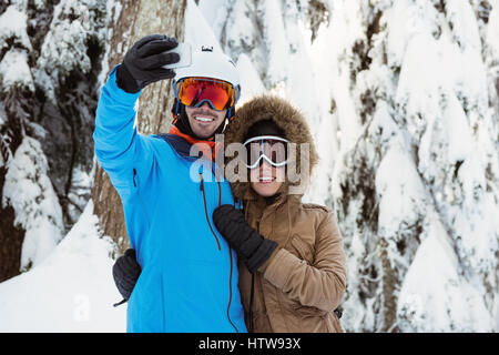 Prendre une couple de skieurs sur selfies paysage de neige Banque D'Images