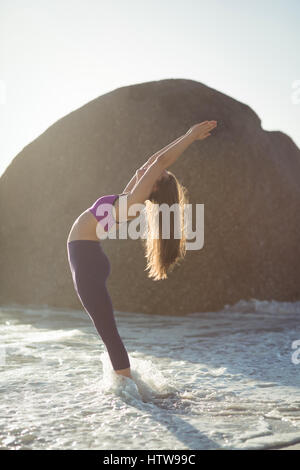 Yoga on beach Banque D'Images